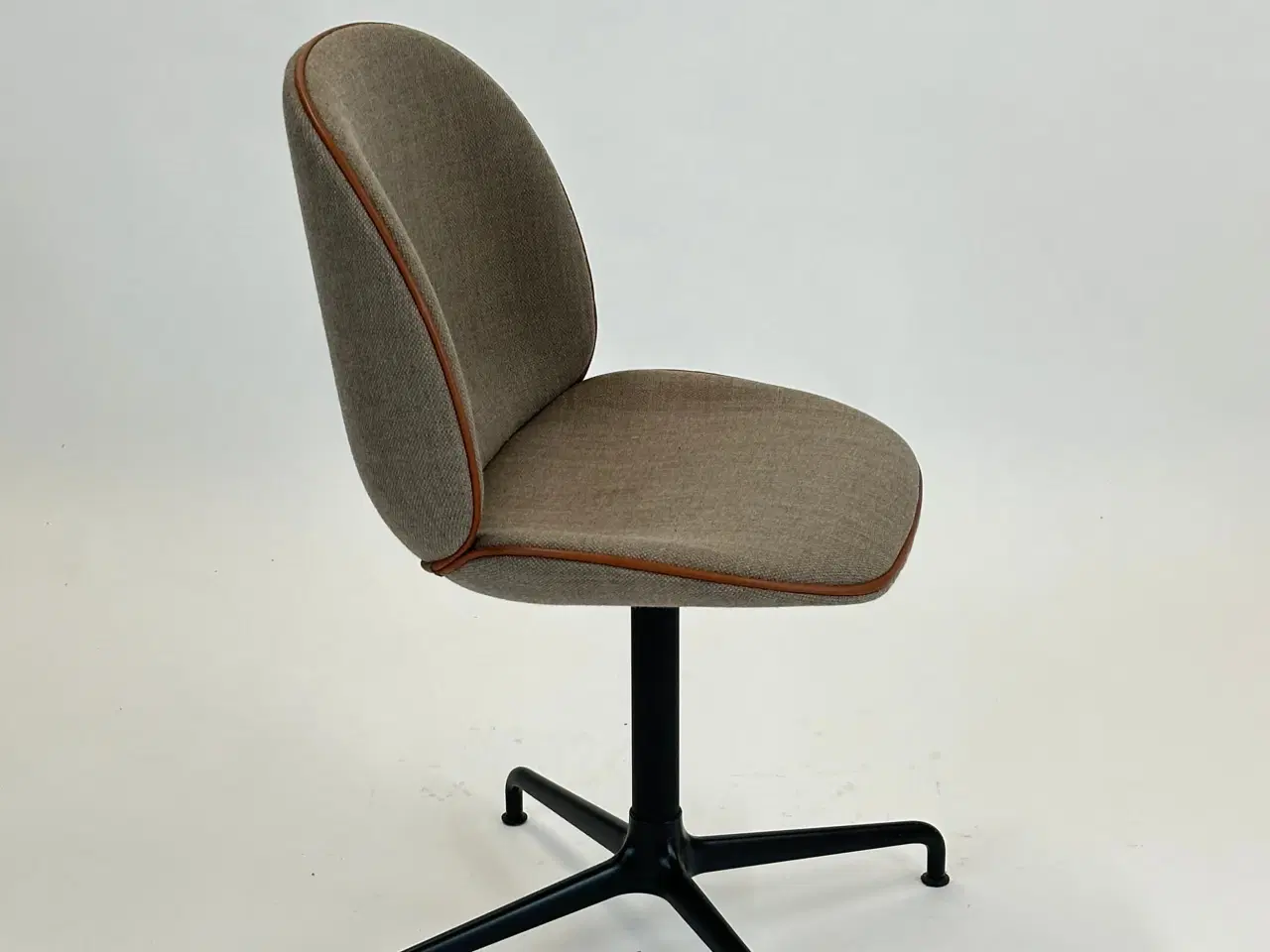 Billede 6 - GUBI | Beetle Meeting Chair (m. brun kant)