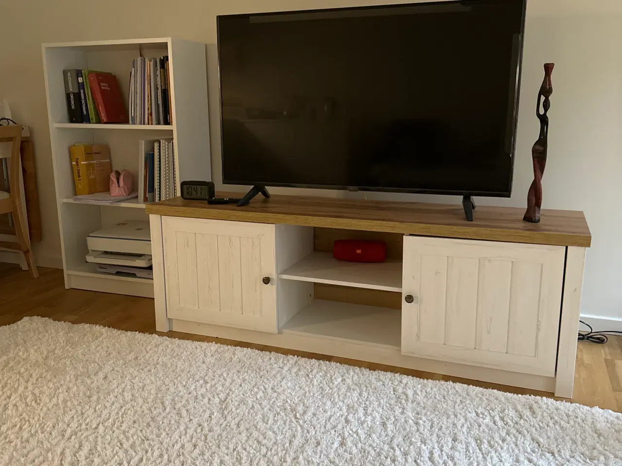 Billede 2 - LG 50” 4K TV + IKEA MARKSKEL TV-bord – god stand