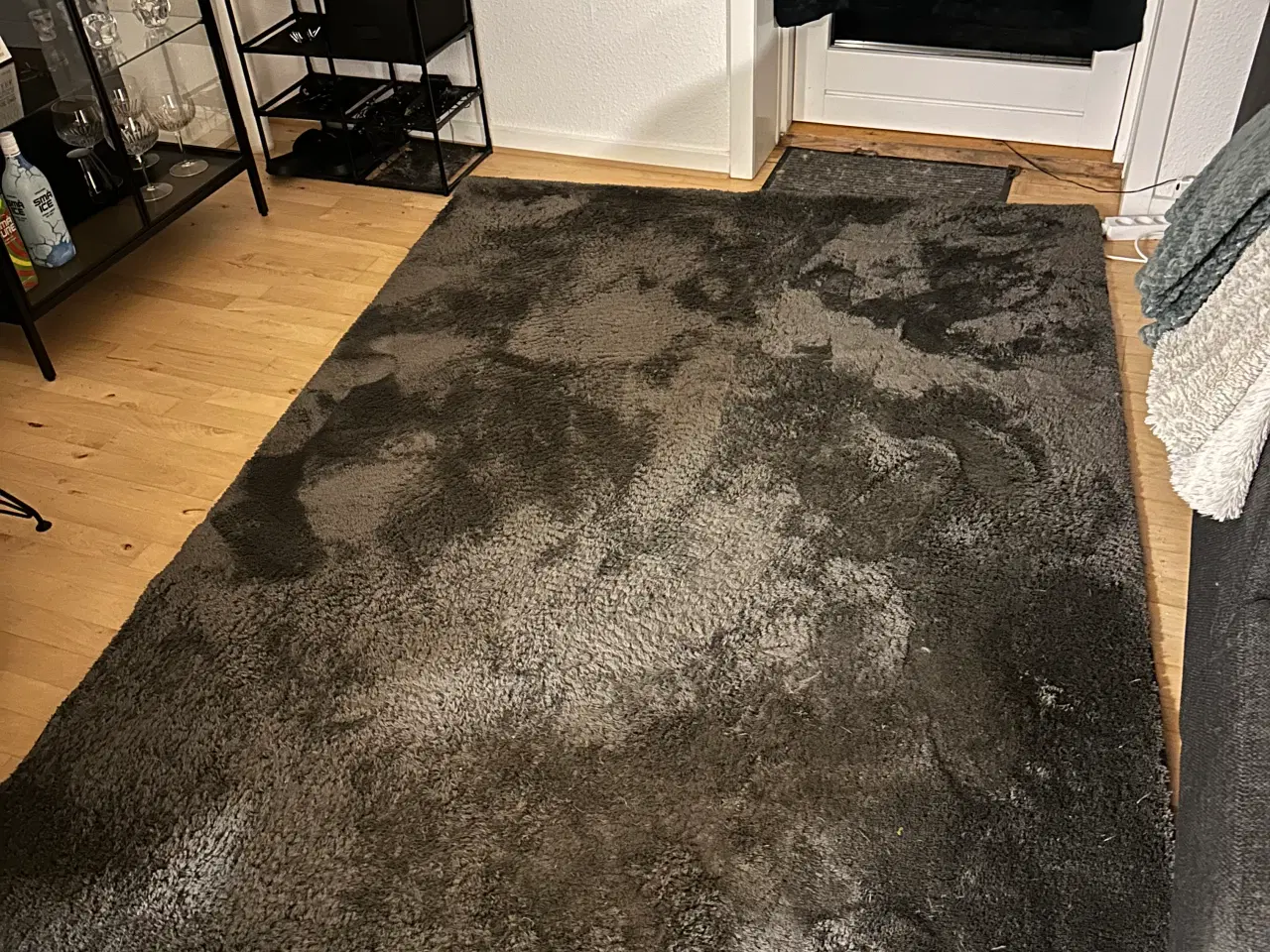 Billede 1 - BLØDT, semi langhåret gulvtæppe sælges!