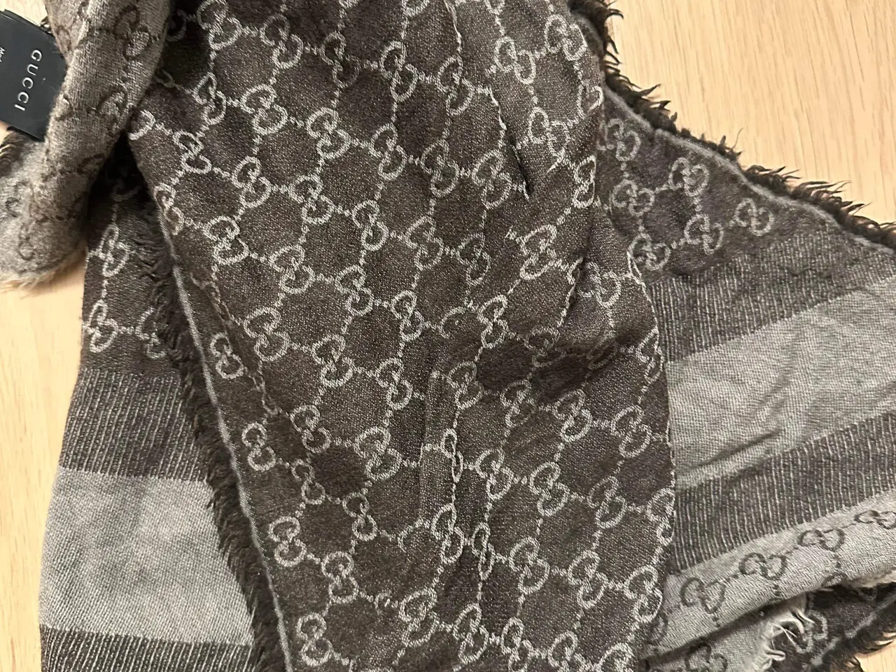 Billede 8 - Gucci tørklæde i lysegrå og mørkebrun 