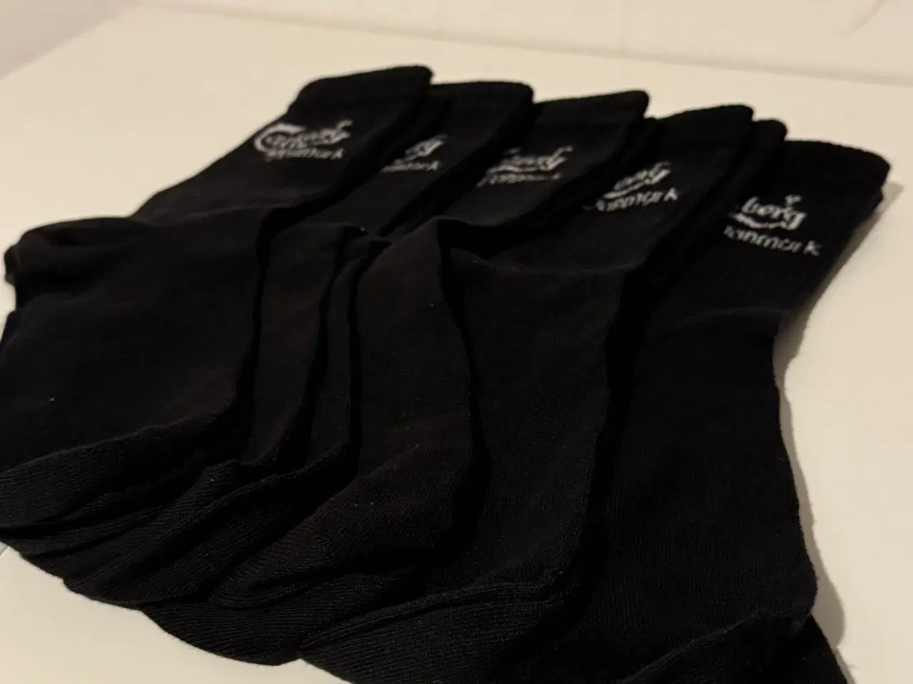 Billede 3 - Fem par sorte Carlsberg strømper og J-dag mundbind