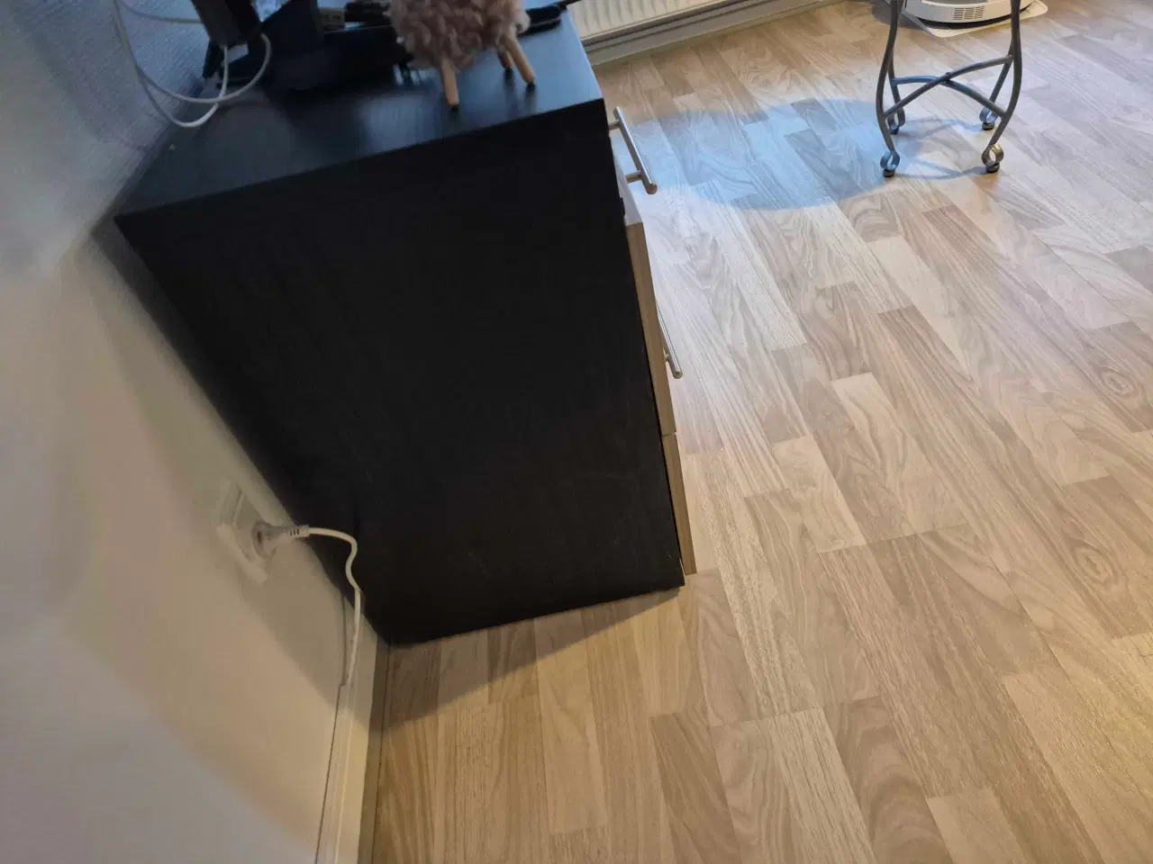 Billede 2 - IKEA møbel i mørk træ