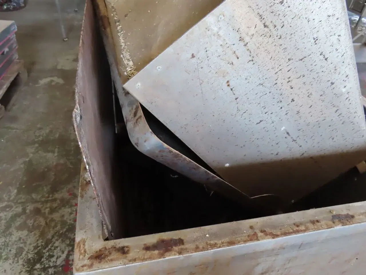 Billede 4 - Metal kasse på hjul med forskelligt indhold i stål og div.