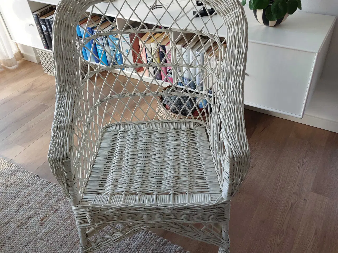 Billede 3 - Hvid kurvestol med god siddekomfort. 