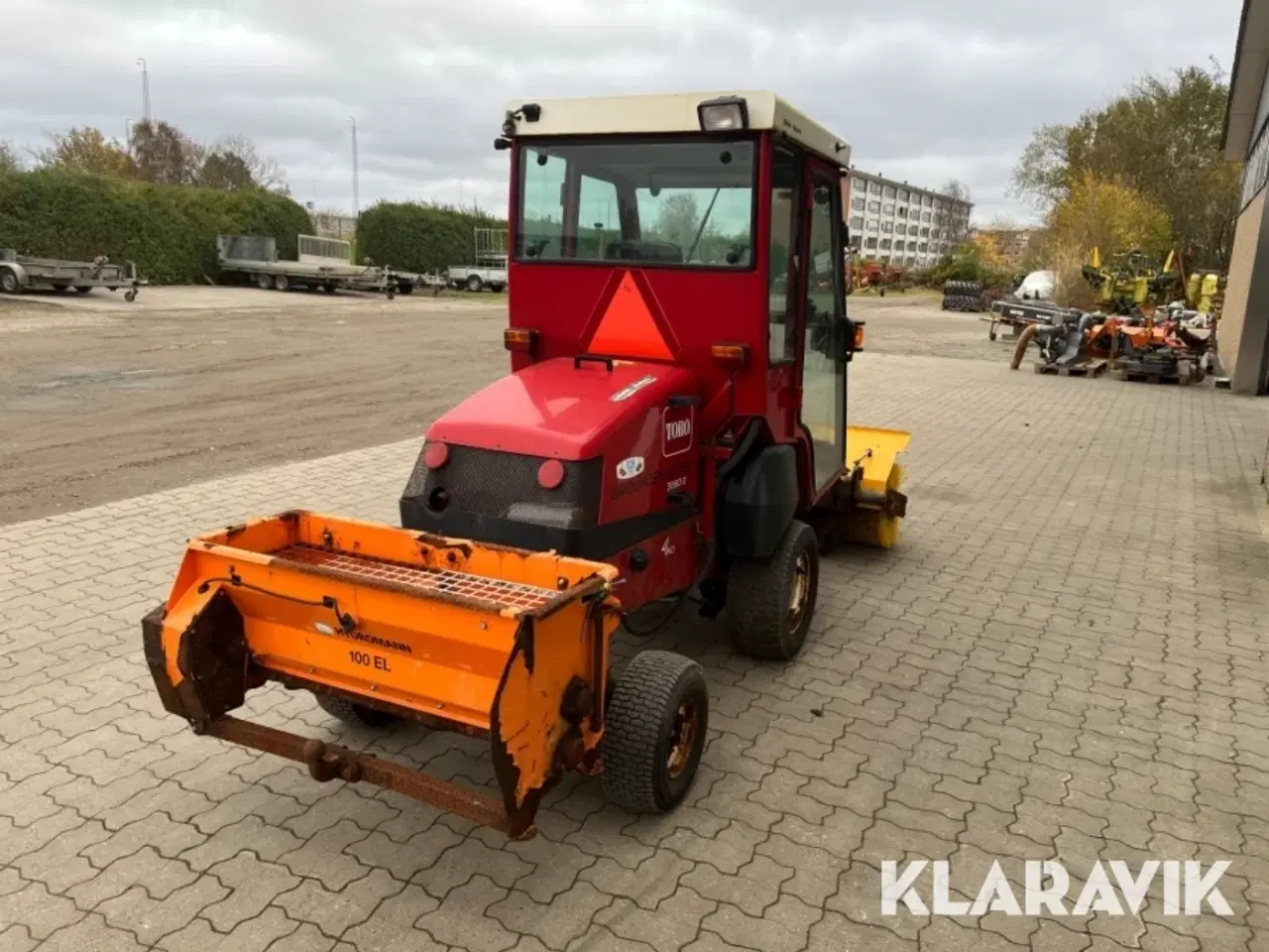 Billede 5 - Redskabsbærer Toro Groundmaster 3280D med kost og saltspreder