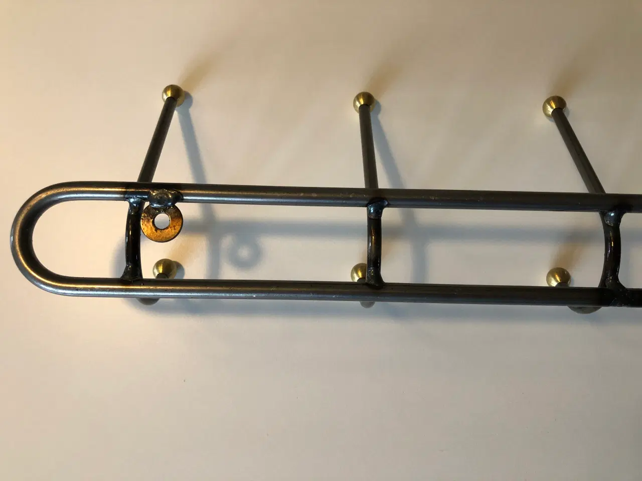 Billede 6 - Knagerække i lakeret stål med messing "dutter"