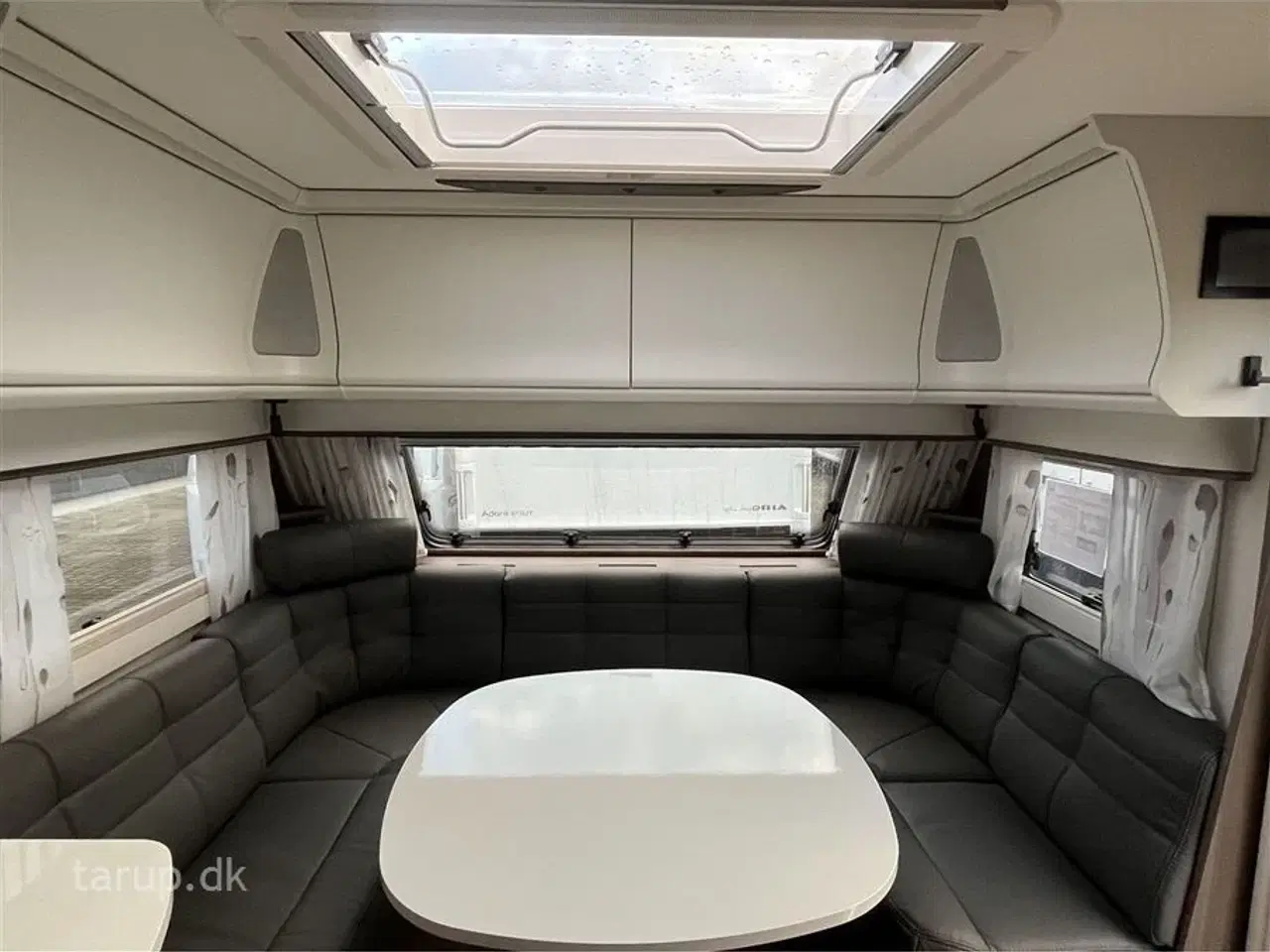 Billede 6 - 2026 - Kabe Smaragd 520 XL KS Premium Line   Fransk seng, rundsiddegruppe i mørkegråt skind, ALDE centralvarme, vandbåren gulvvarme, stort kompressor køleskab