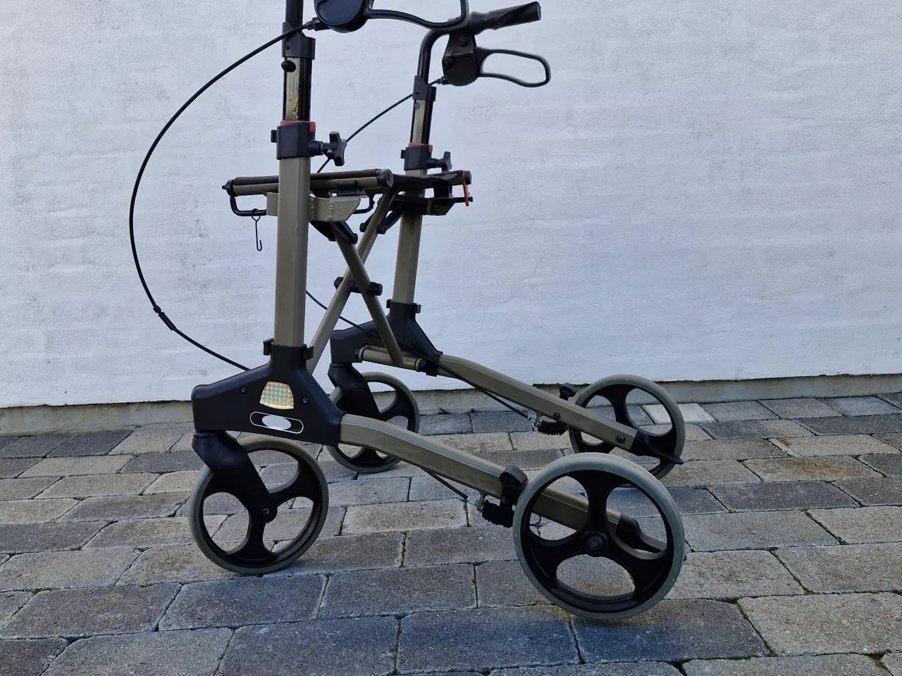 Billede 1 - MEGET VELHOLDT ALUMINIUMS LETVÆGTS-ROLLATOR 