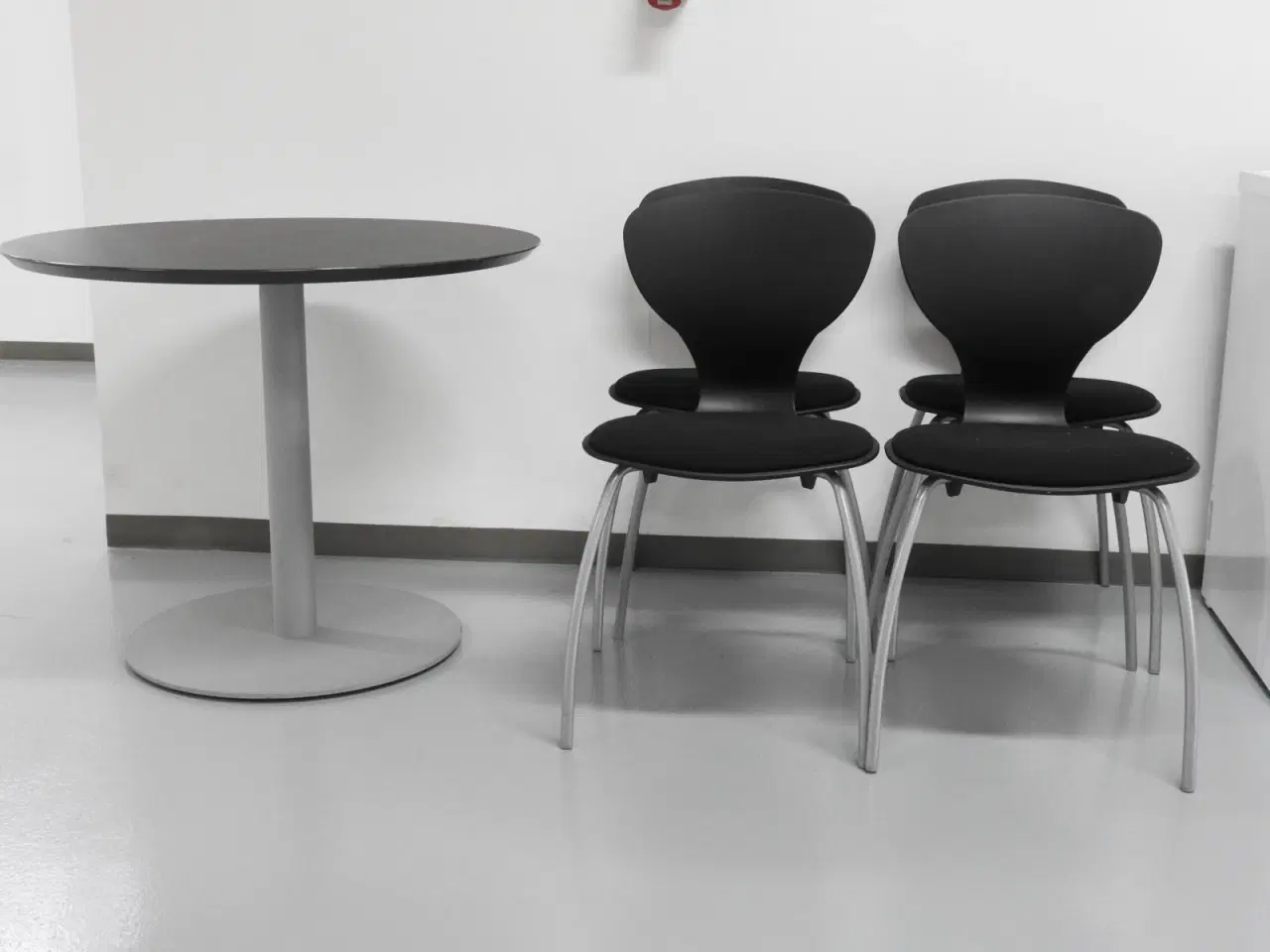 Billede 1 - Bord + 4 stole