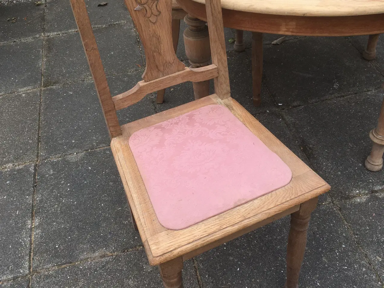 Billede 1 - Spisebord i fyrretræ - 2 stole 