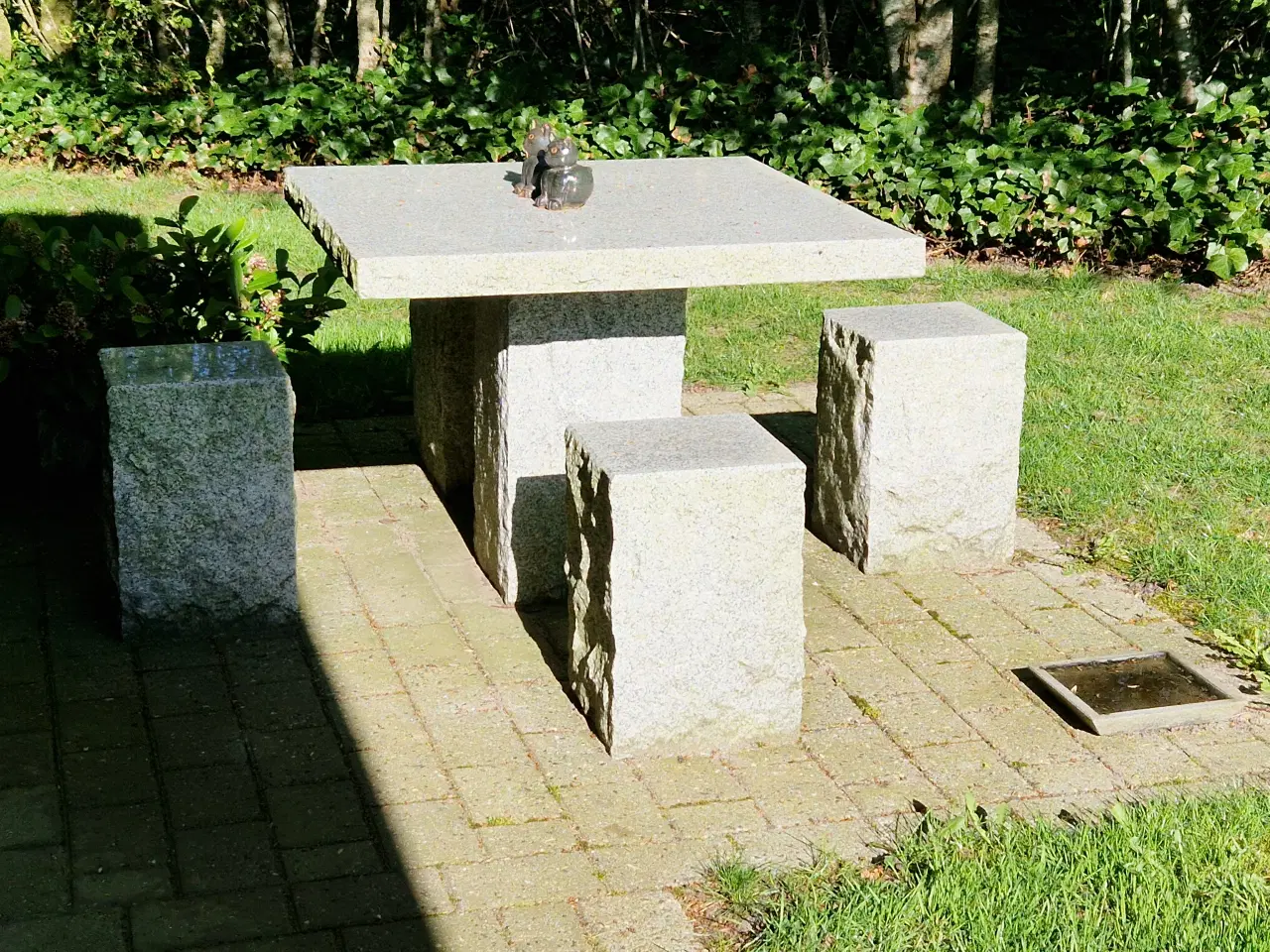 Billede 1 - Flot granitsæt - bord og 4 stole