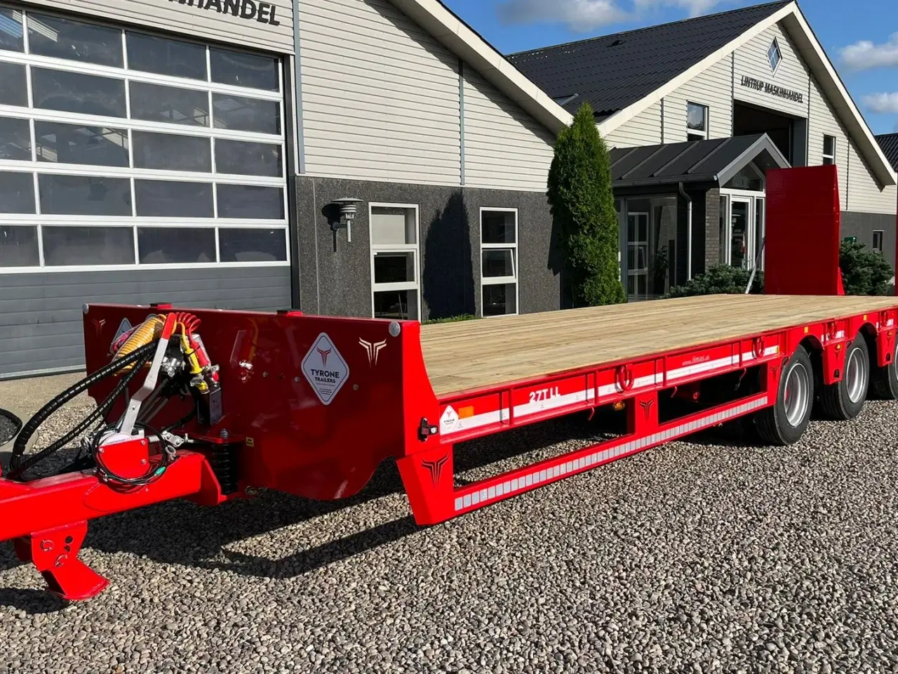 Billede 3 - Tyrone 27TLL LANG MODEL med kombi bremser, både luft og hydrauliske bremser. Affjedret træk og affjedret aksler. Med hydrauliske ramper og værktøjskasse