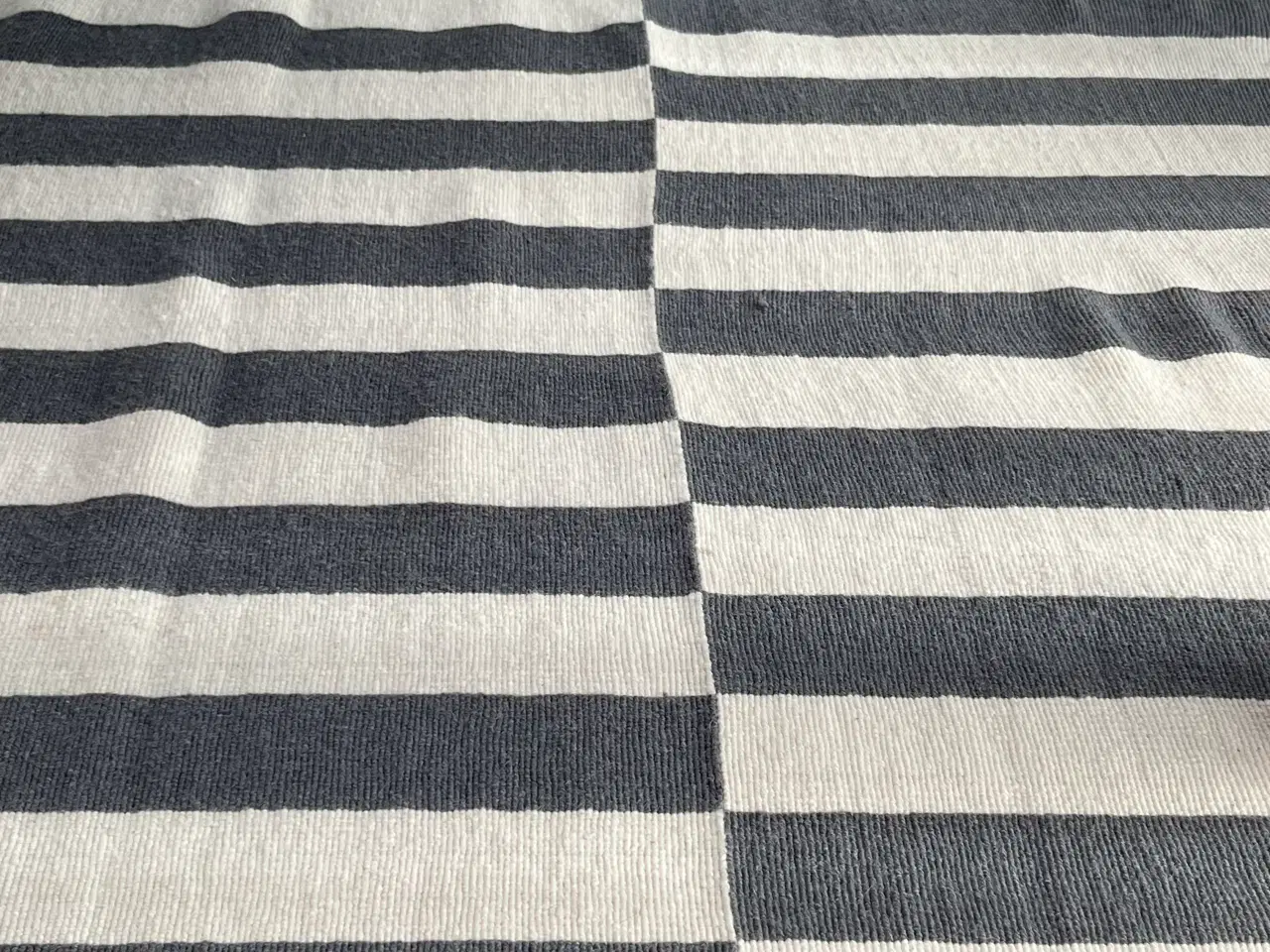 Billede 5 - 2 ens Gulvtæpper i uld