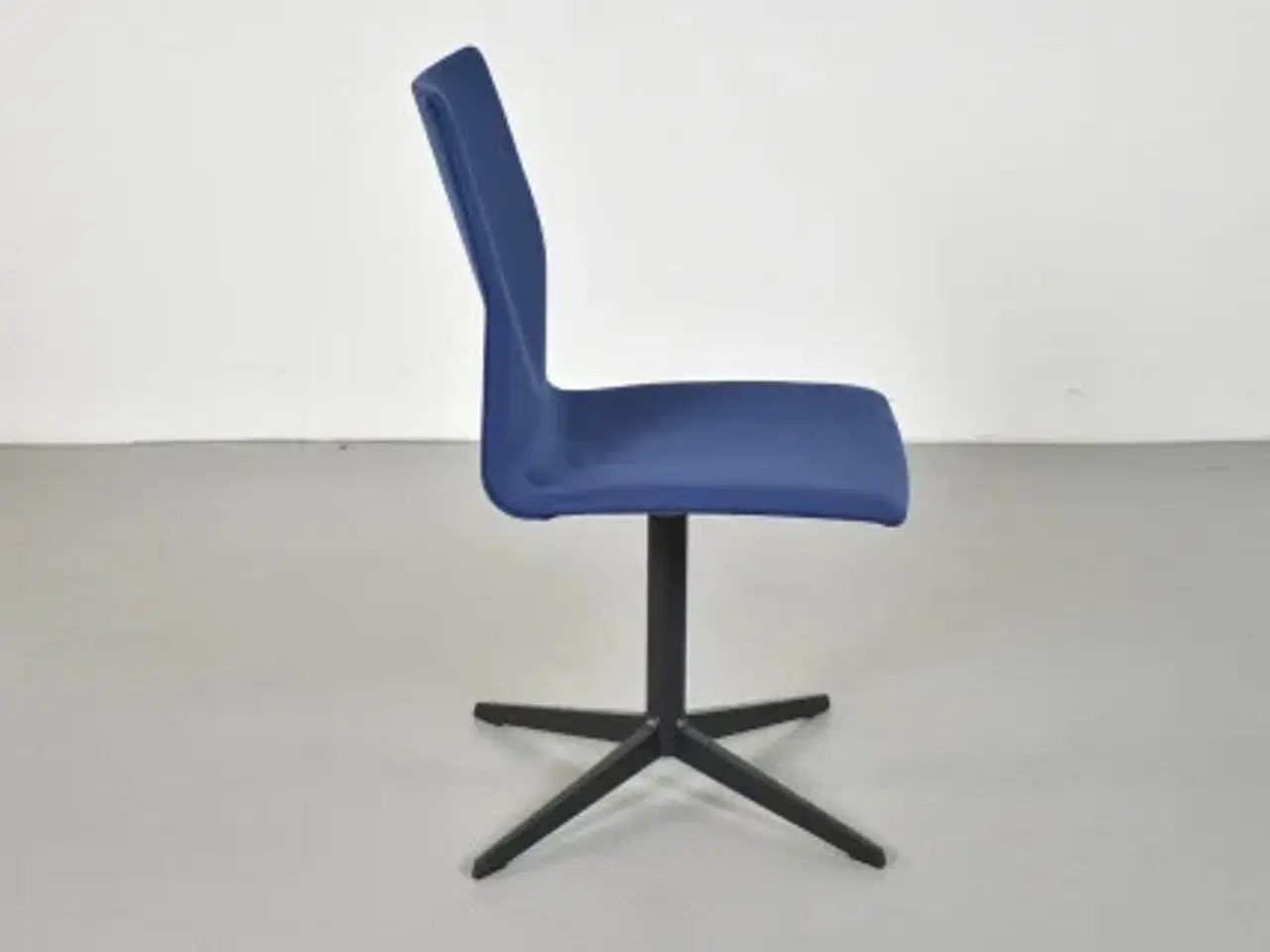 Billede 4 - Four design konferencestol med blåt polster, på grå drejefod