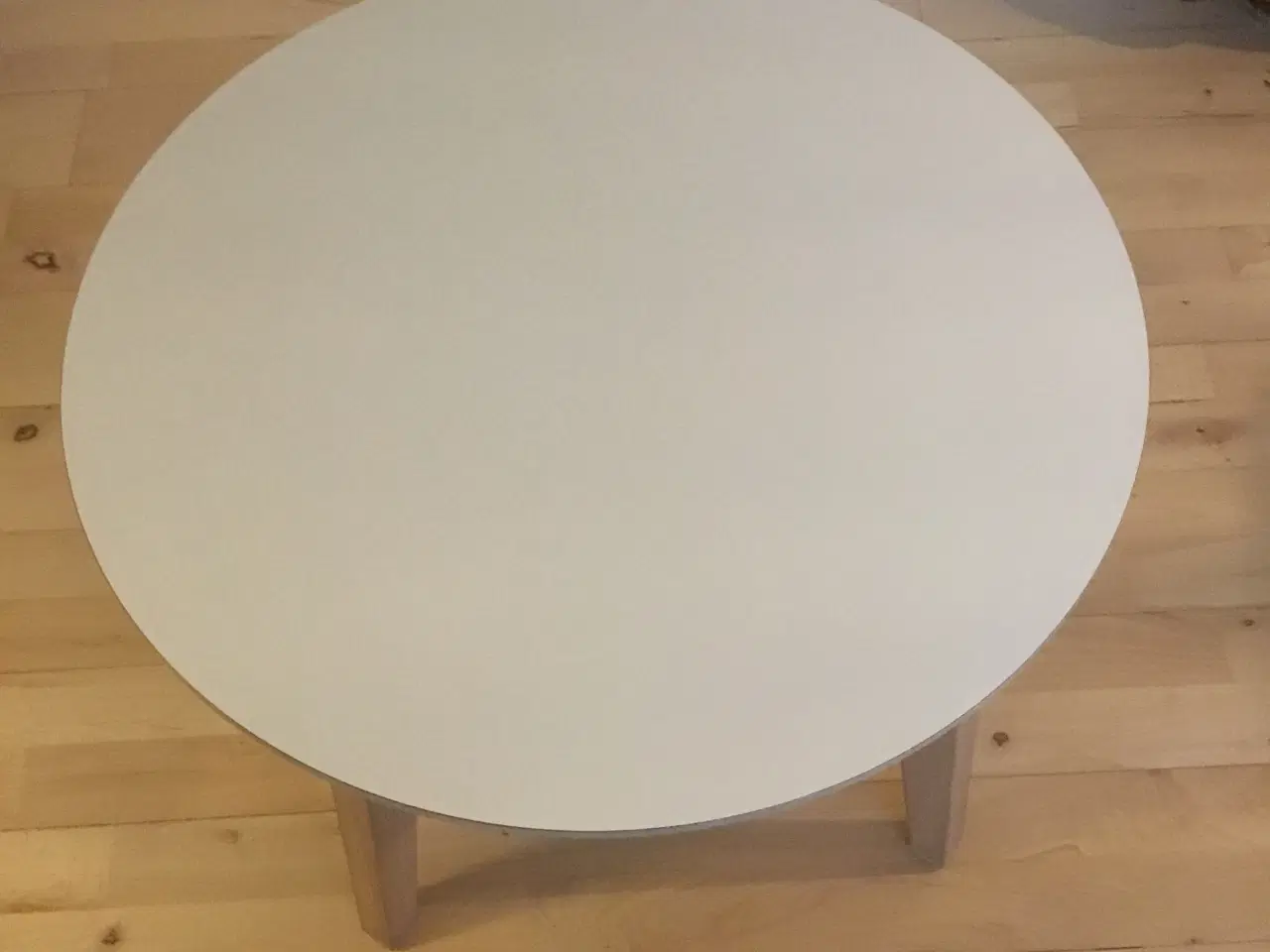 Billede 1 - Lille rundt bord med egetræsben