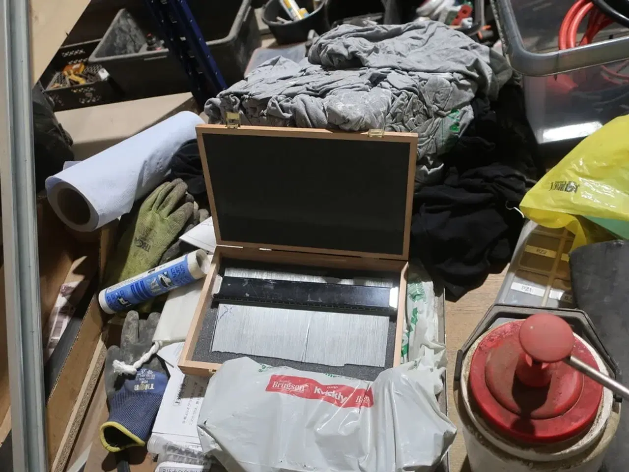 Billede 5 - Bord med div. Værktøj og varelager