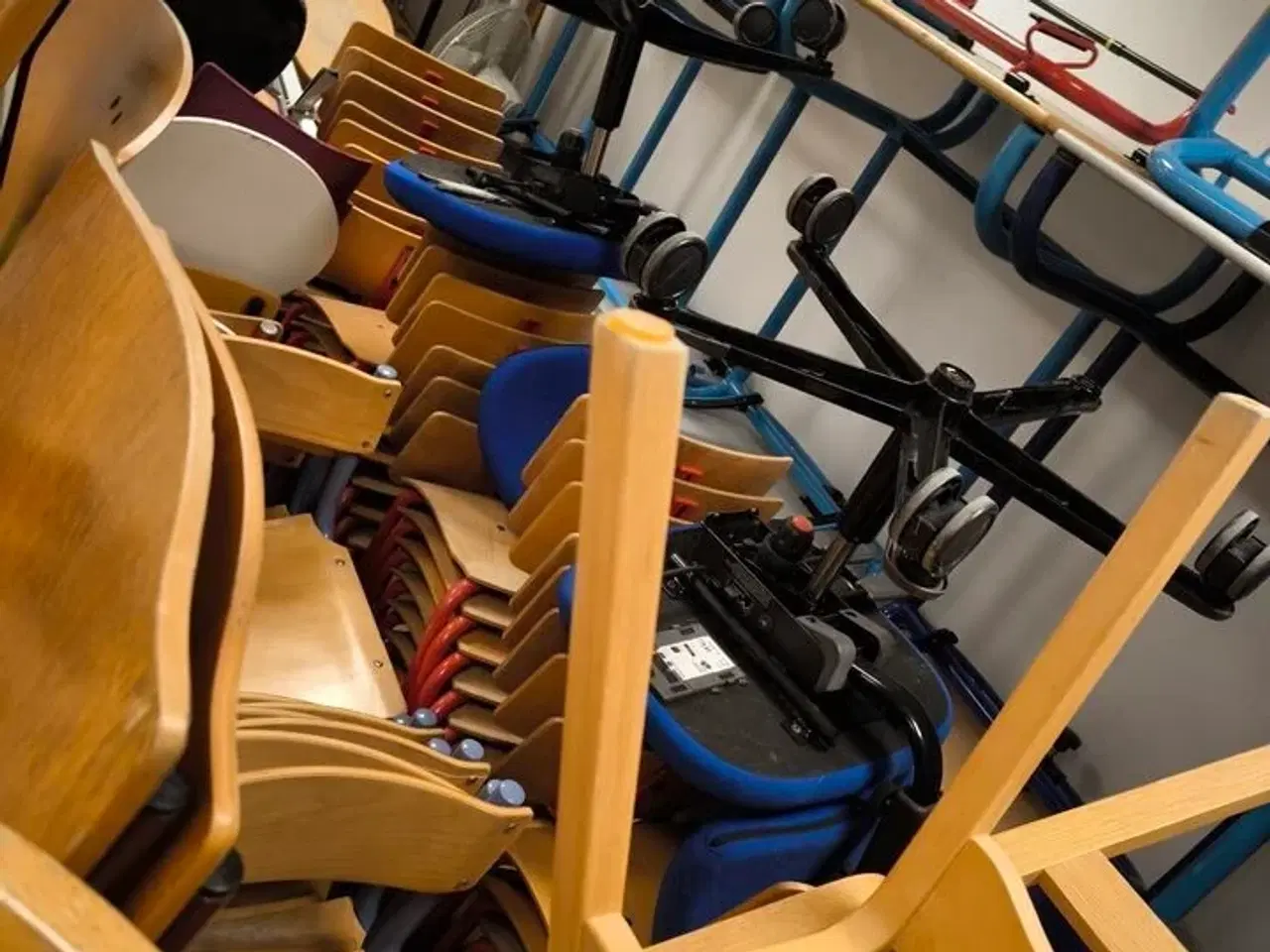 Billede 22 - Diverse borde, stole m.v.