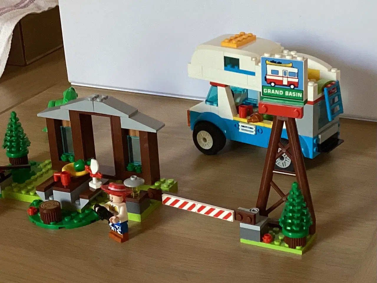 Billede 5 - Lego Autocamper ferie nr. 10769 i flot stand, prod