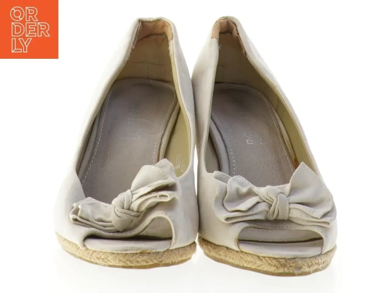 Billede 2 - Beige kilehælsko med bånddetalje (str. 40)