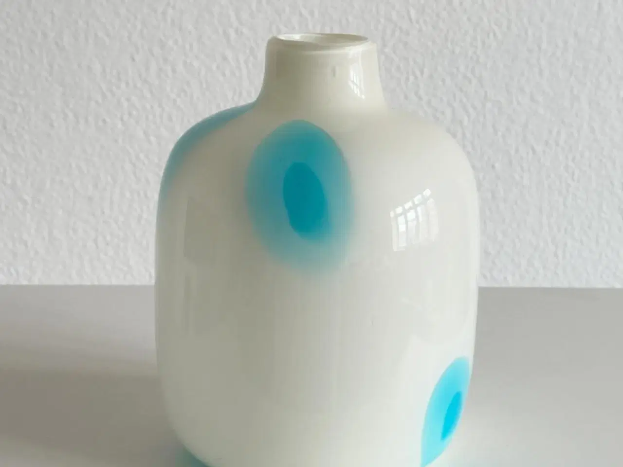 Billede 4 - Stor glasvase, hvid m blå prikker