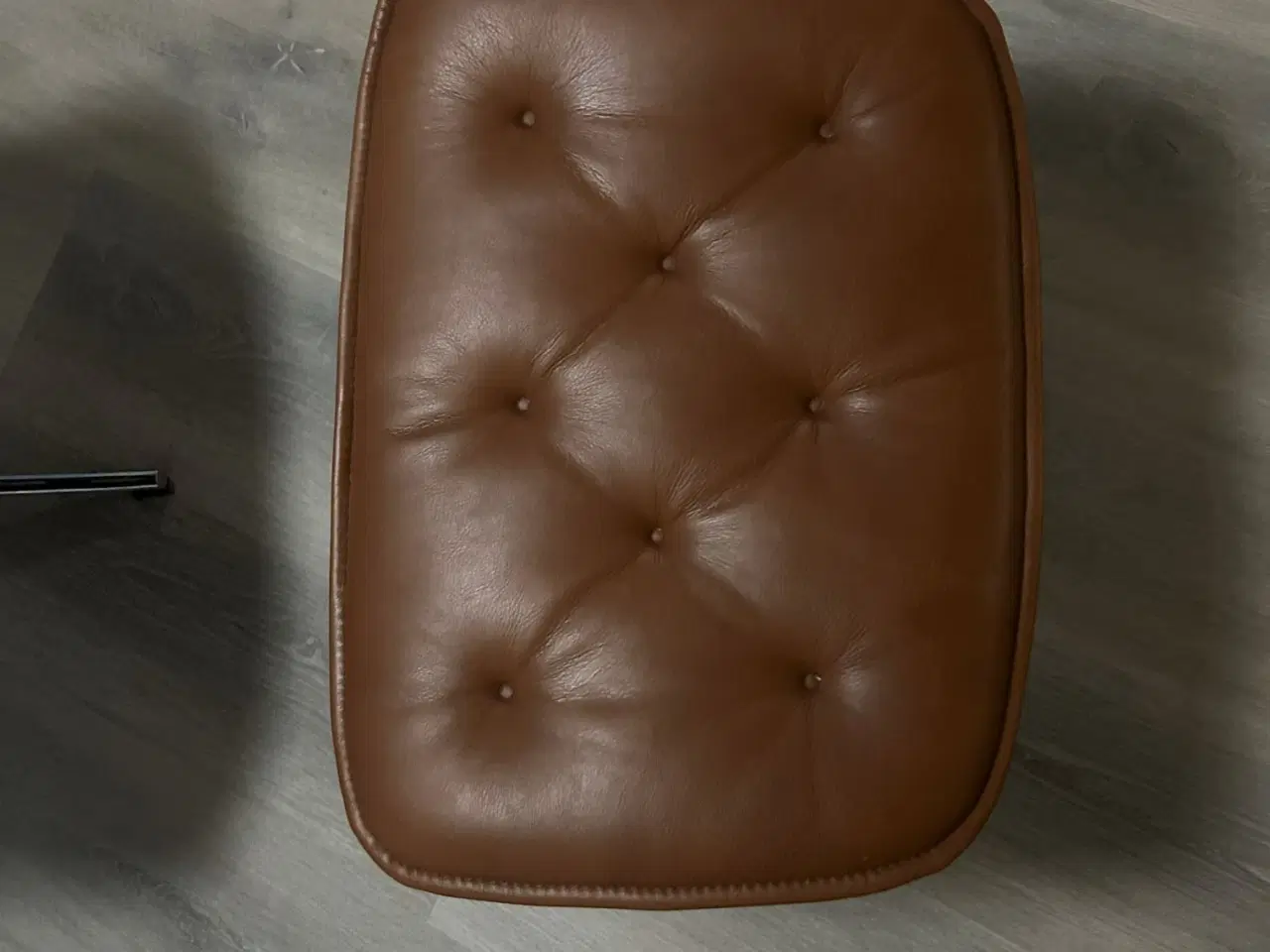 Billede 4 - Lænestolssæt - Stol & fodskammel i Cognac-læder