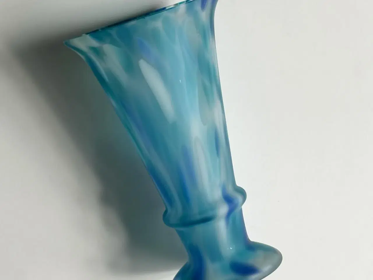 Billede 3 - Stor glasvase, blåmeleret