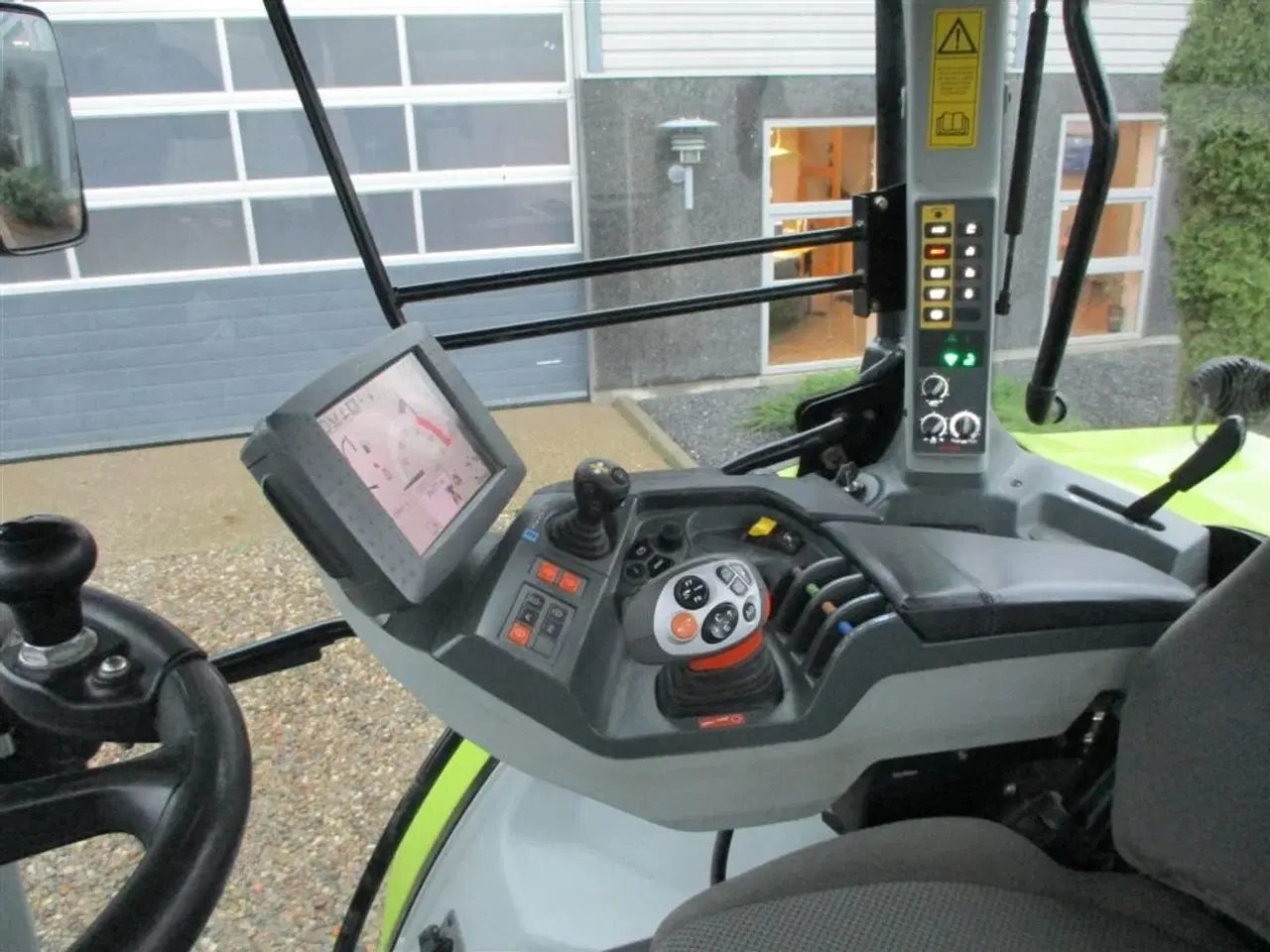 Billede 9 - CLAAS ARION 550 C-matic med frontlift, affjedret foraksel og affjedret kabine.