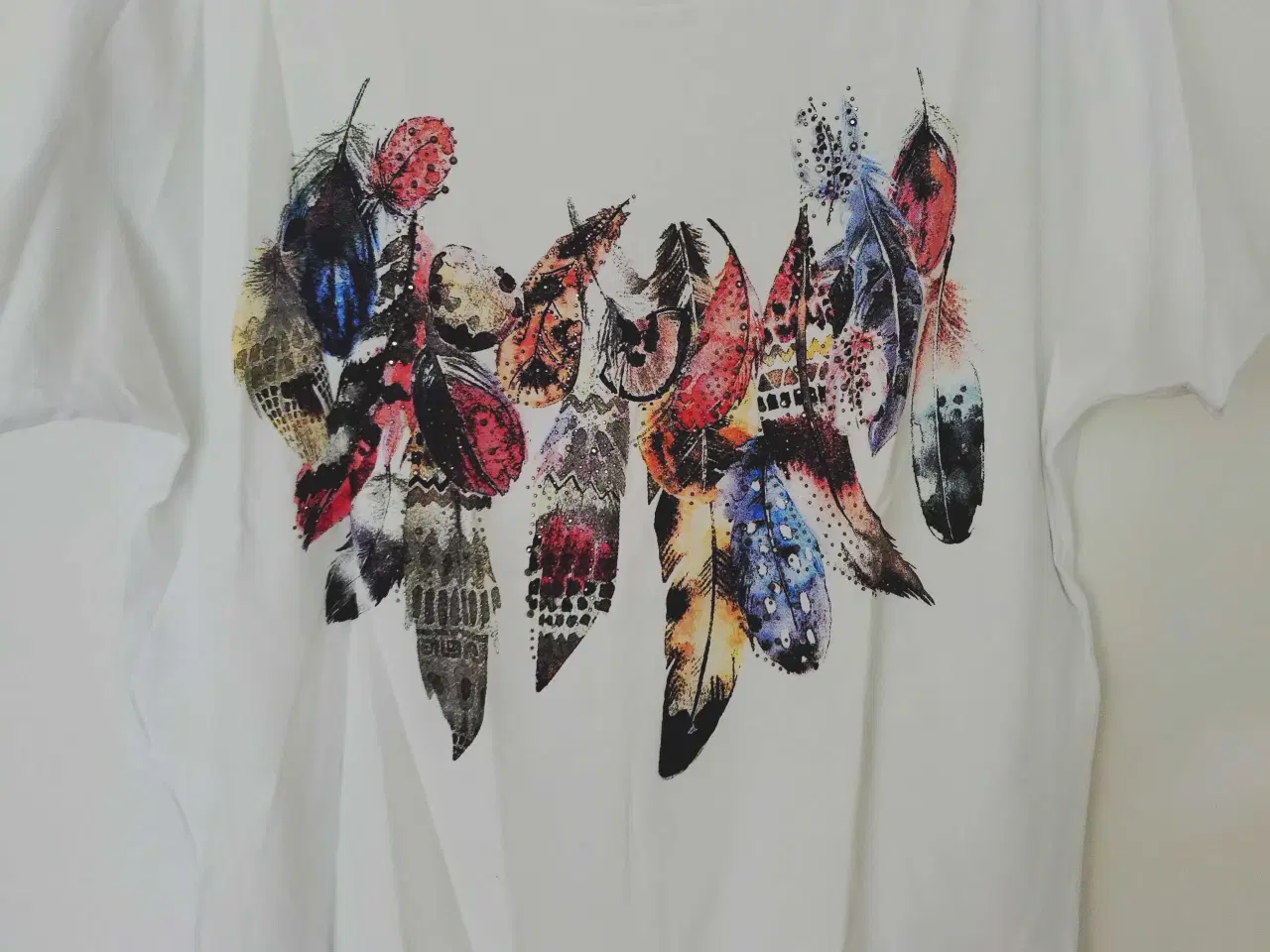 Billede 1 - T-shirt m/ fjer og glimmer 