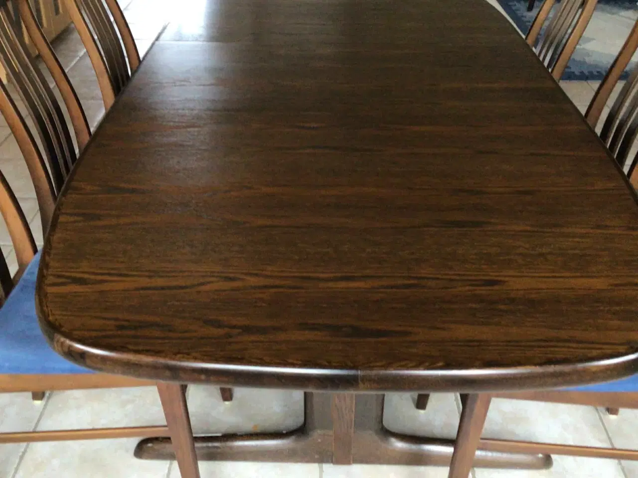 Billede 2 - Spisebord med 8 stole.