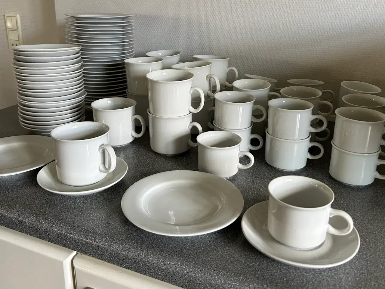 Billede 3 - Hvide kopper, krus og tallerkner