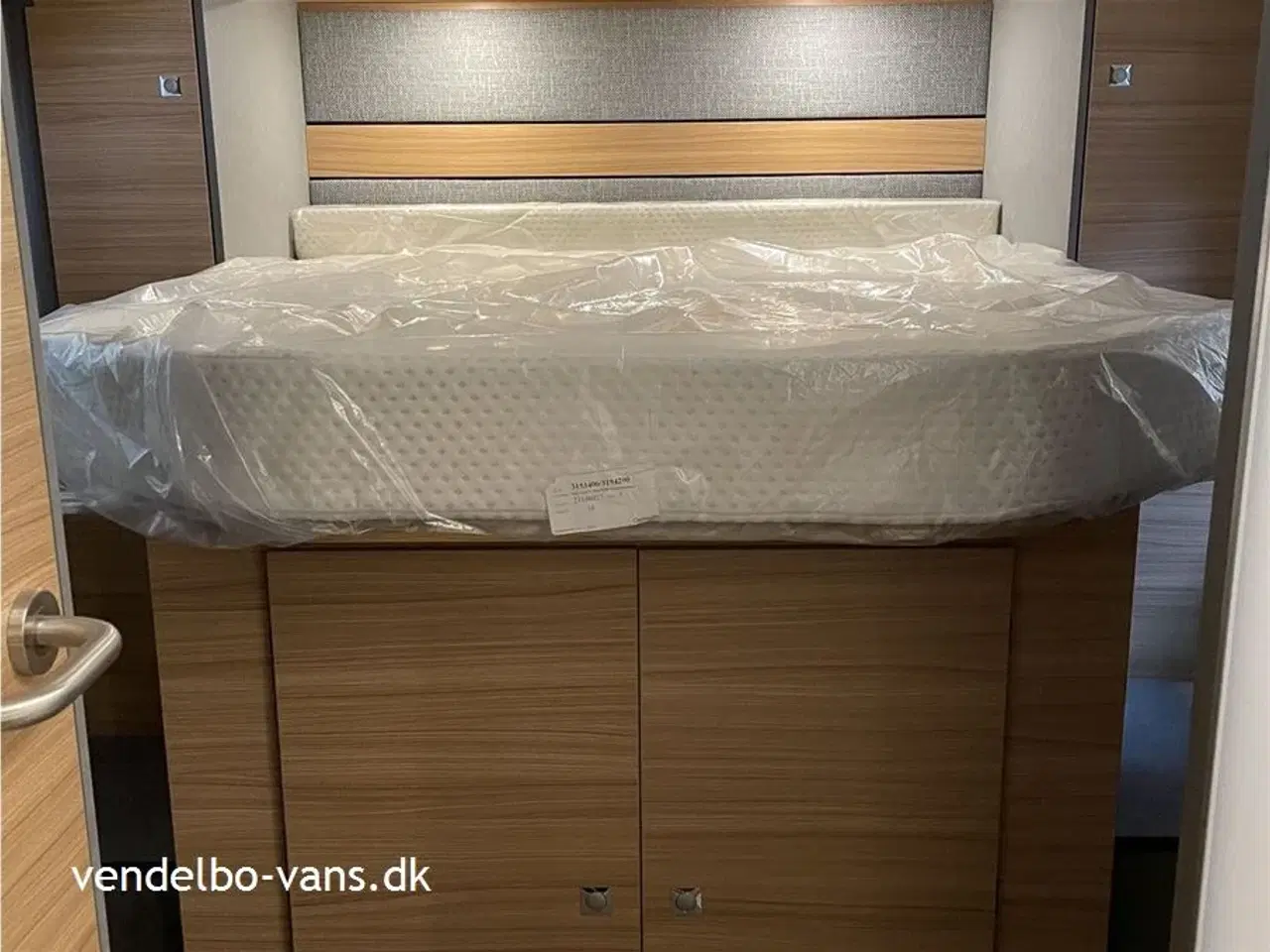 Billede 13 - 2023 - Dethleffs Just T 7052 DBM - 90 Year   Fritstående dobbeltseng med ekstra  stor garage neden under