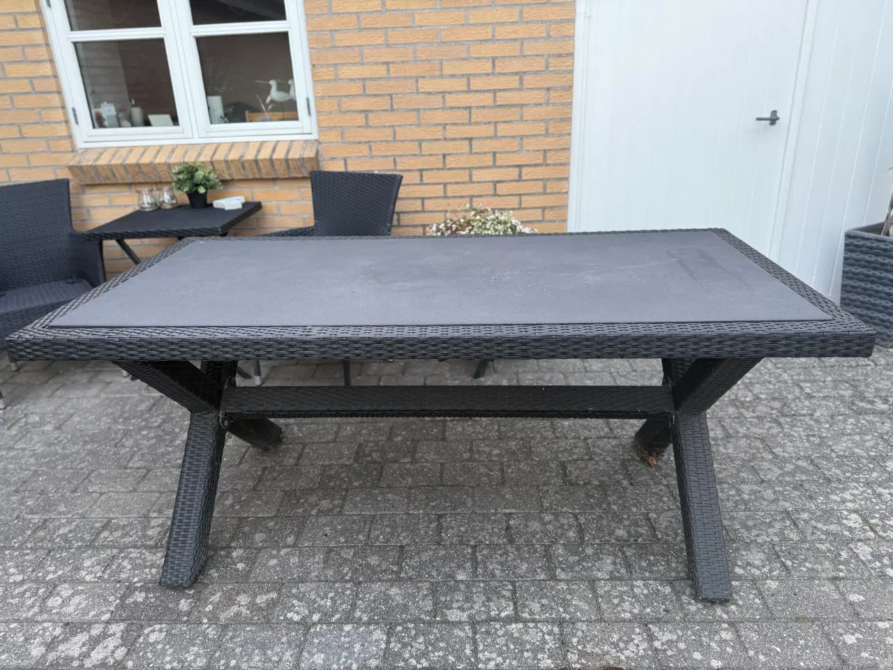 Billede 1 - Havebord med stenlook og flet ben 