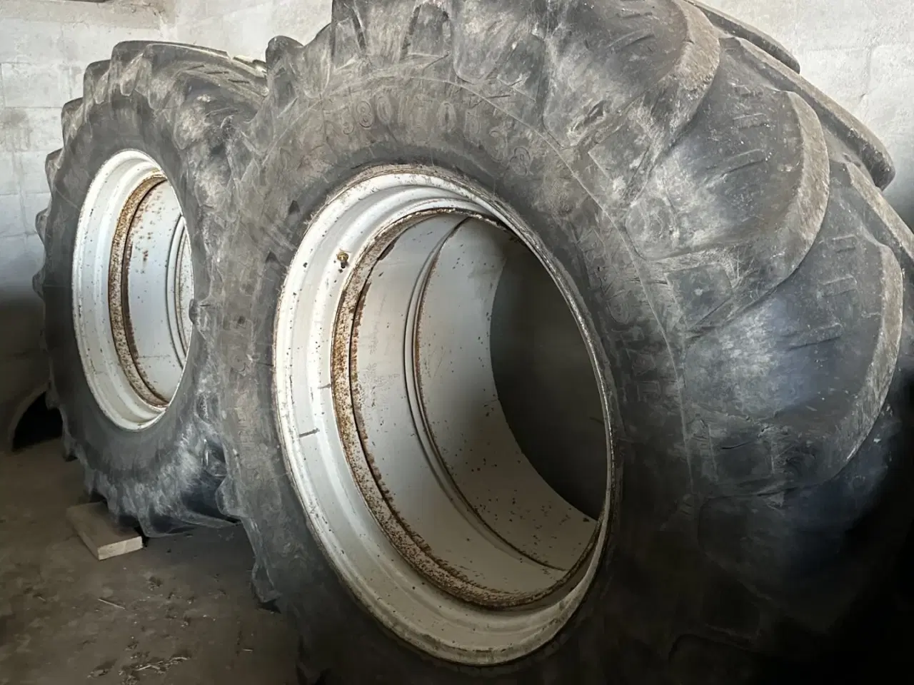 Billede 1 - Michelin 580/70x38 og 480/70x28. Der medfølger låse.