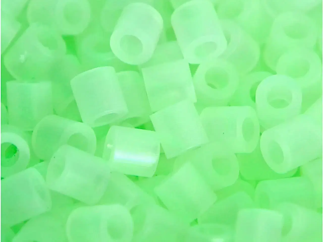 Billede 1 - Selvlysende Rørperler 5x5 mm - 1100 stk. til Kreativitet