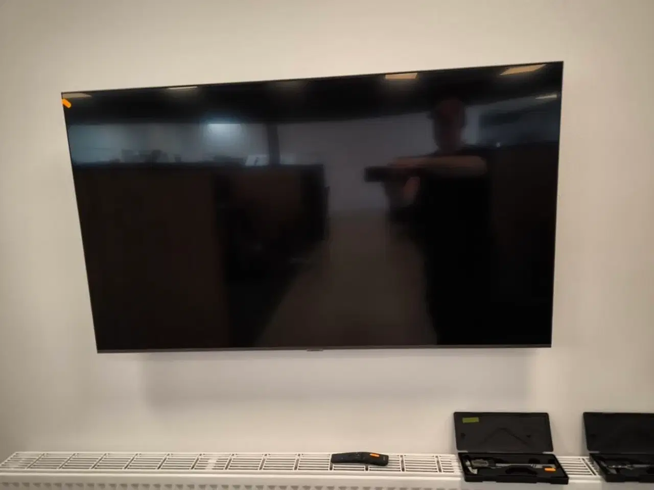 Billede 1 - TV SAMSUNG LH55BEAHLGUXEN 55" med vægbeslag og fjernbetjening
