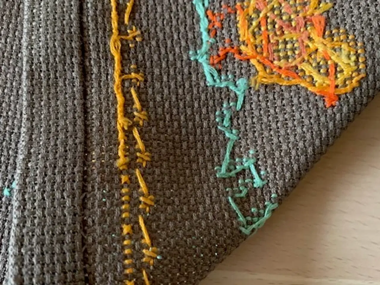 Billede 4 - Påskeløber, håndbroderet - ny / ubrugt