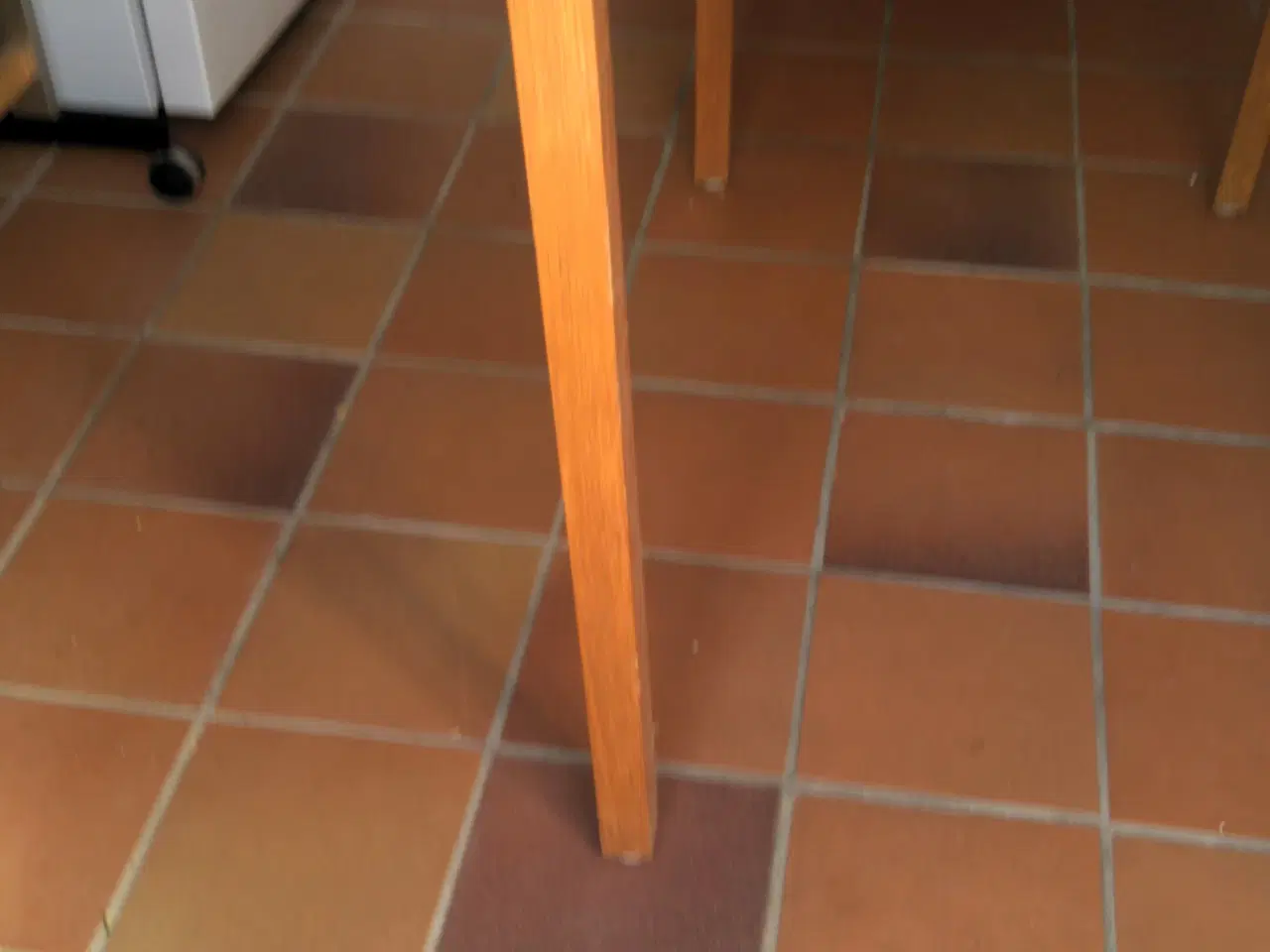 Billede 3 - Spisebord, lakeret eg med laminat bordplade. 