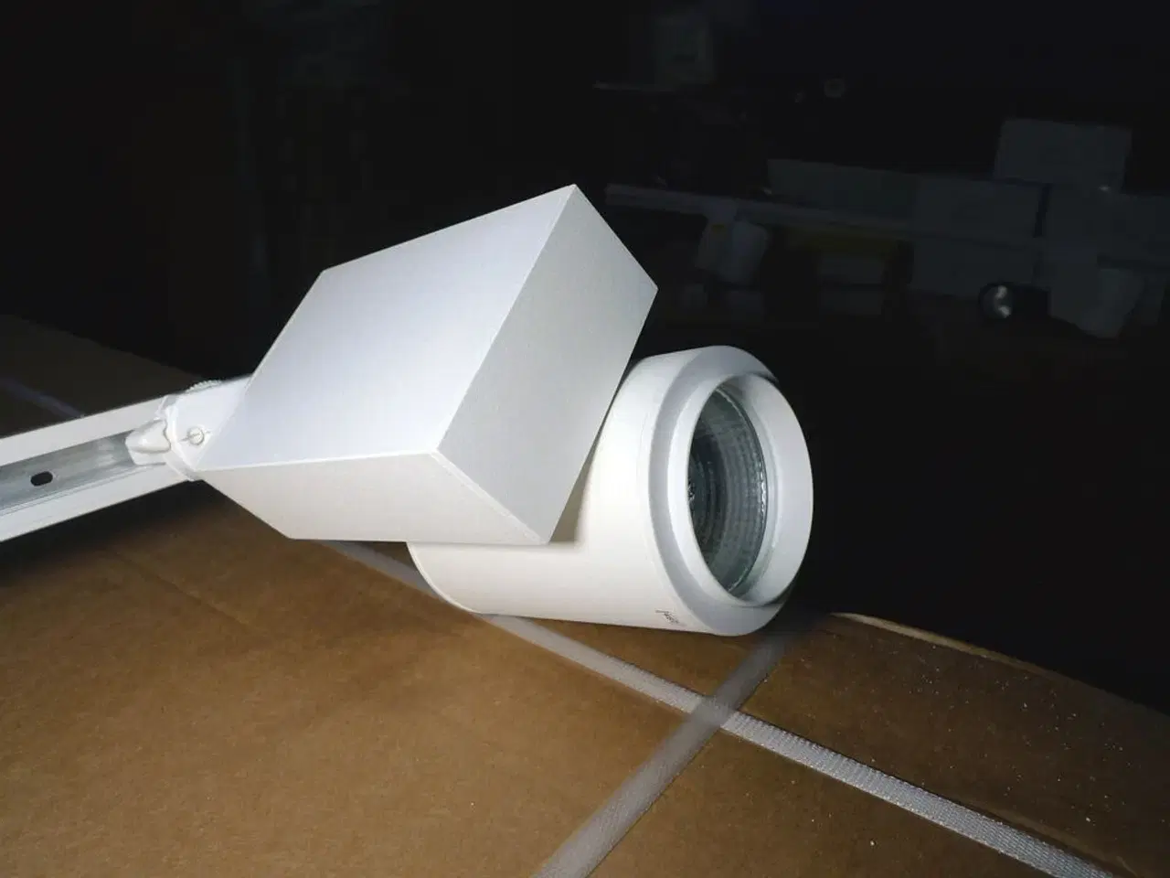 Billede 3 - 230V lysskinne 300cm hvid m/4 stk. lamper + monteringstilbehør