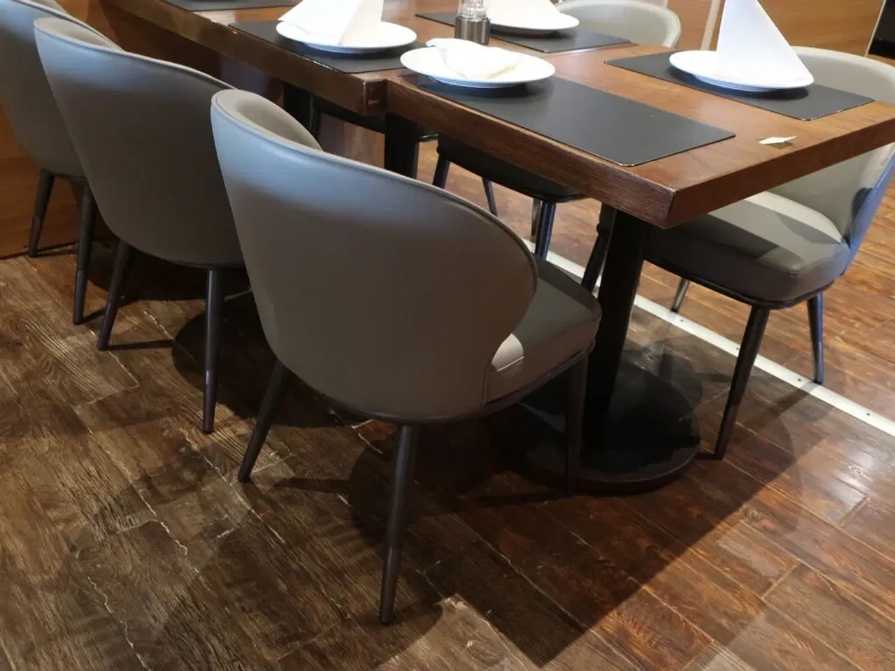 Billede 3 - 10 borde og 30 nye stole