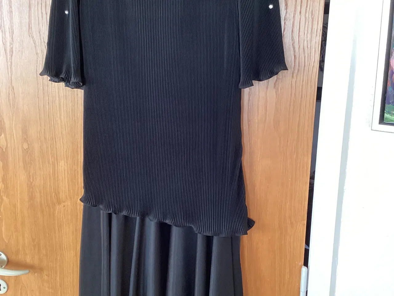 Billede 2 - Sort selskabskjole med rhinsten