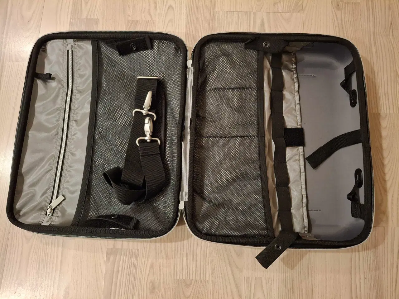 Billede 1 - Let rejsetaske vejer kun 800 gram.