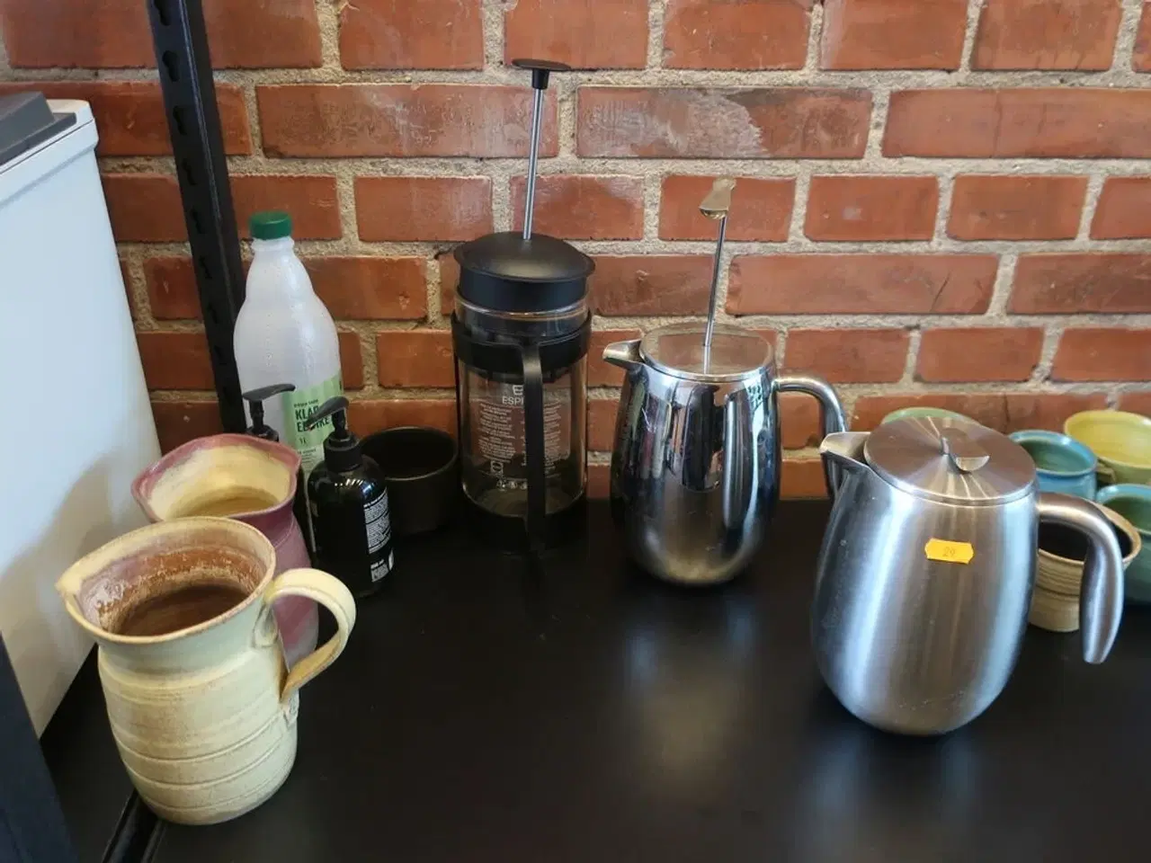 Billede 5 - Kaffekværn WILFA samt div. kander, kedler m.v. på bord