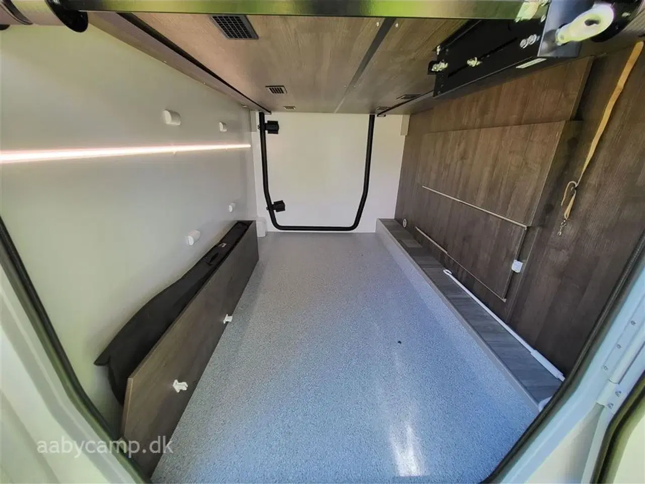 Billede 22 - 2025 - Benimar Tessoro 444   Rummelig top udstyret Camper