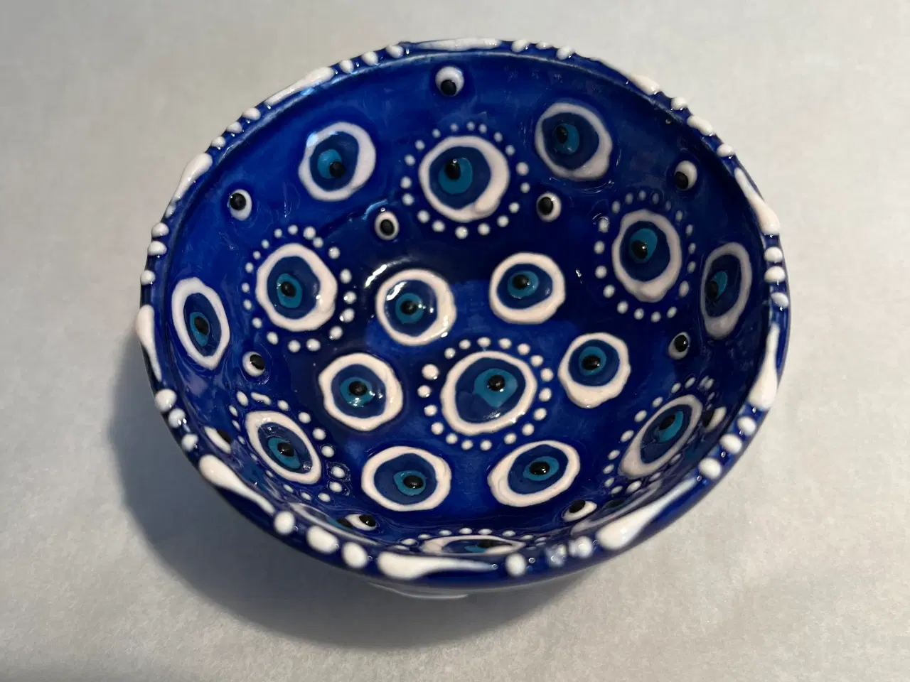 Billede 3 - Keramisk håndmalet skål med blå øjne