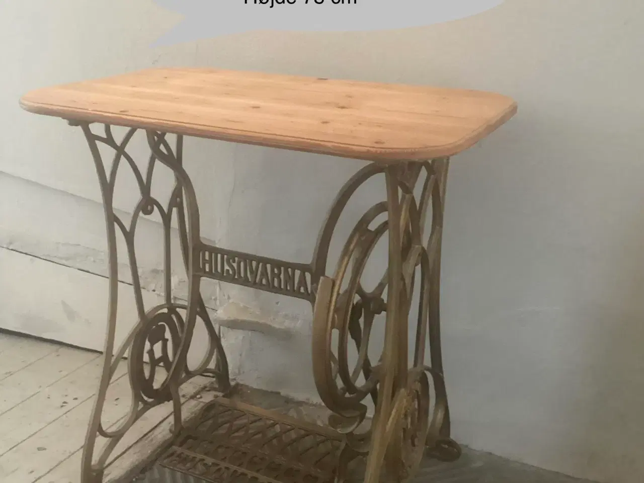 Billede 1 - Gl. sybord med fyrretræ bordplade