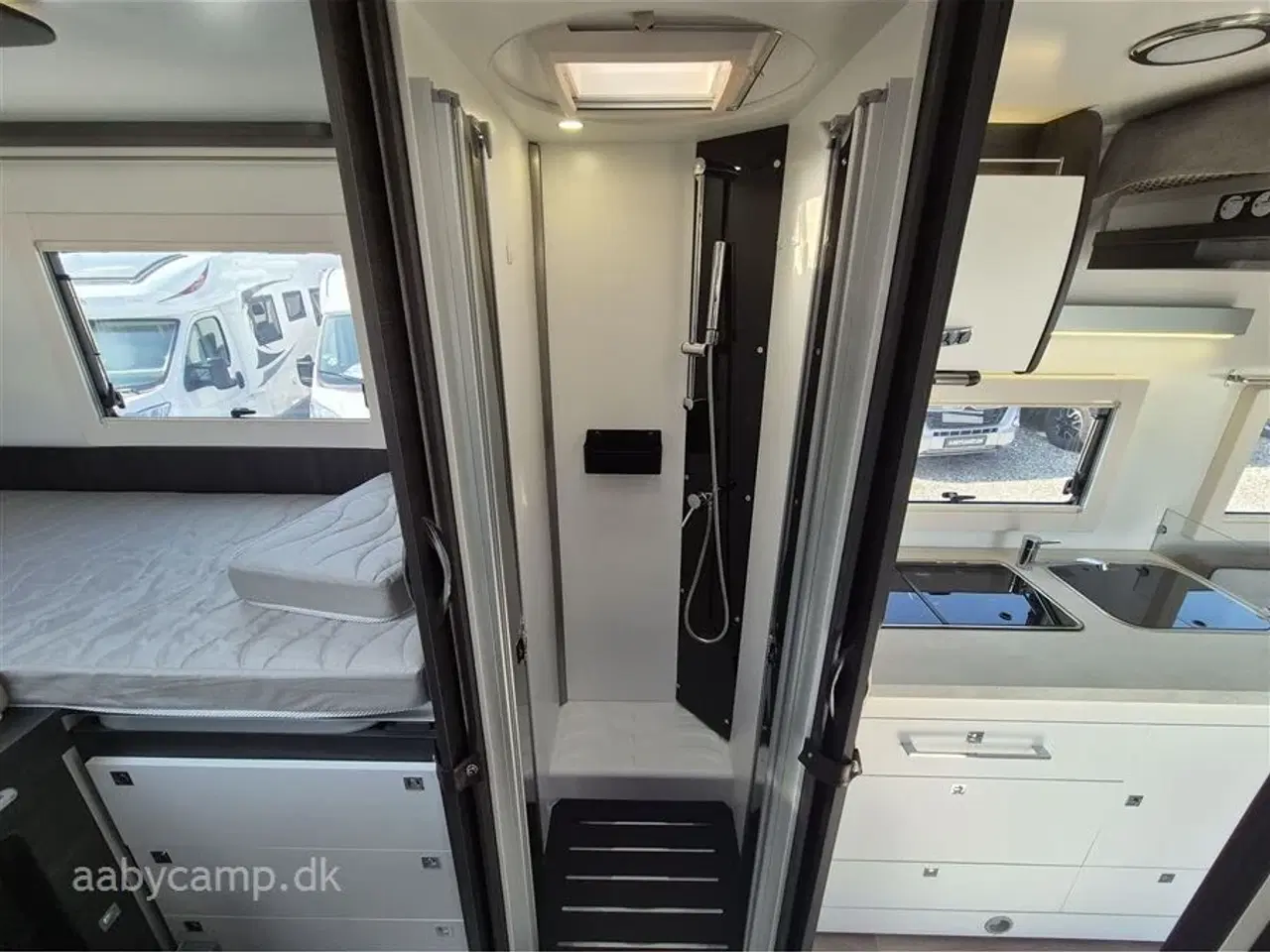 Billede 18 - 2024 - Benimar Mileo 268   NK Pakke. Automatgear. solceller. markise. 200 Ah Lithium Batteri. 2000w inverter. Maxfann. kun 16,000 km. den har fået en omgang ceramic coating så den er nem at holde.