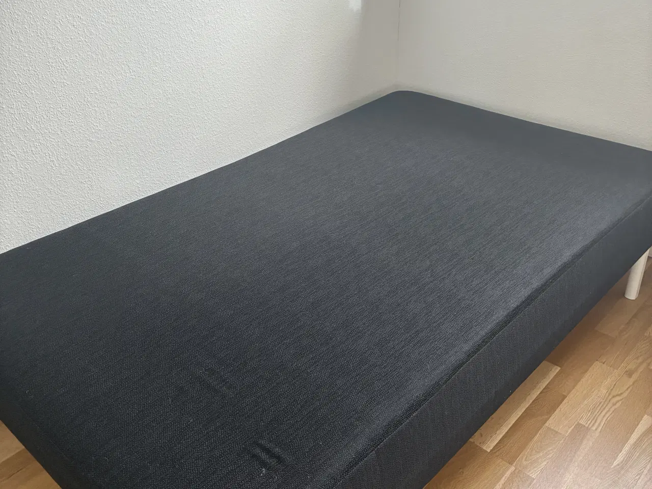 Billede 1 - Gratis boxmadras med topmadras og hvide ben