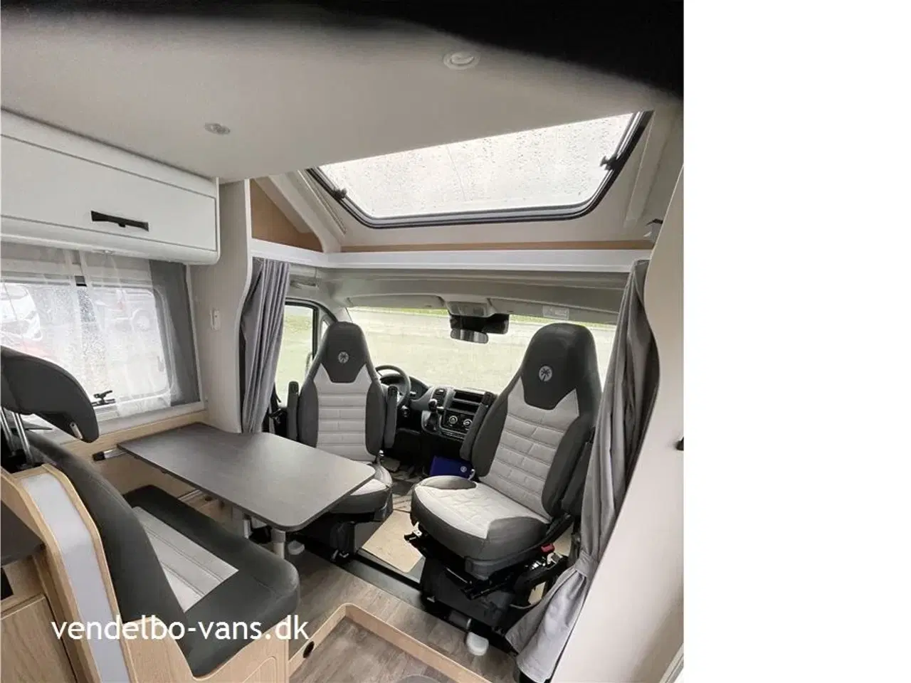 Billede 11 - 2026 - SunLight T 58 Adventure Edition   Under 6 m lang og med 2 komfortable dobbeltsenge til rådighed