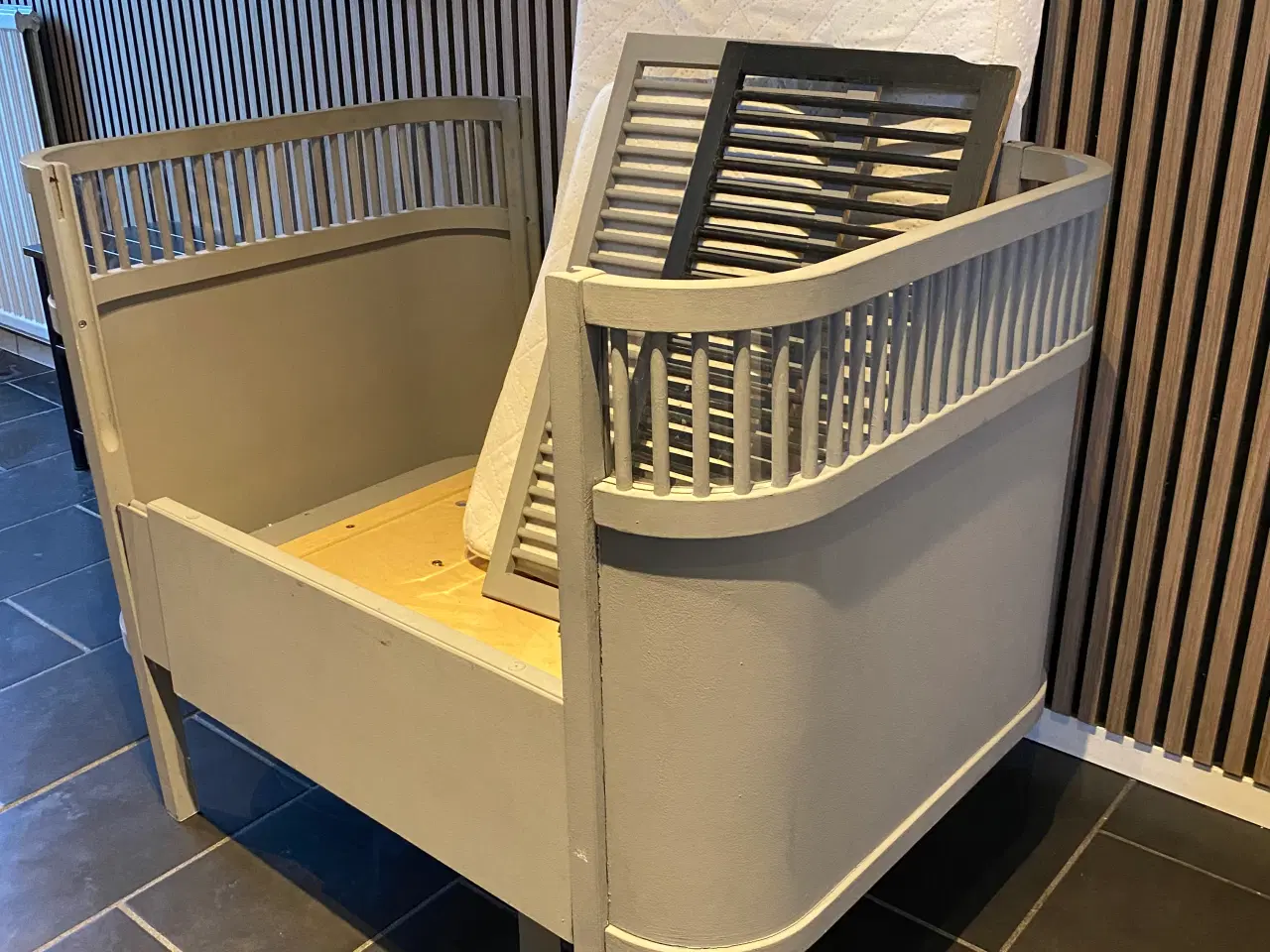 Billede 1 - Baby/juniorseng af ældre dato