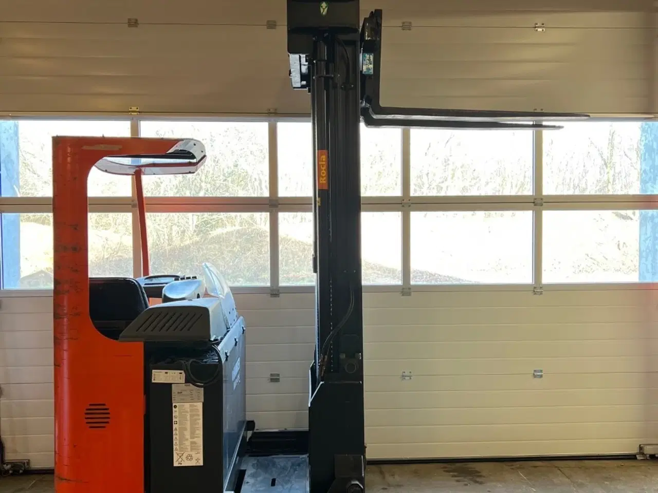 Billede 2 - Reachtruck med batteri fra 2019. 700 cm løftehøjde